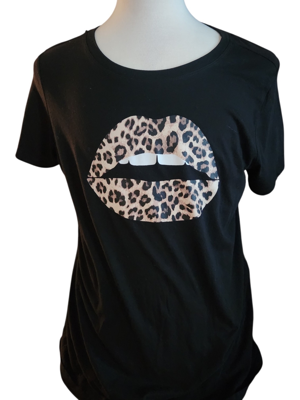 Torrid Black Short Sleeve Tee with Leopard Lip Graphic Size 2 = To 2X